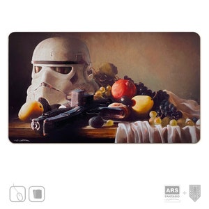 Spielmatte Trooper Helm an Stillleben, TCG Mat, Hergestellt in Deutschland, Mashup Kunst vom Künstler signiert