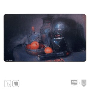 Spielmatte Vader Helm an Stillleben, Star Wars inspirierte TCG Mat, Hergestellt in Deutschland, Vom Künstler signiert