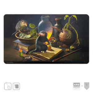 Spielmatte Phantastisches Stillleben, TCG Gaming Mat, Hergestellt in Deutschland, Mashup Kunst vom Künstler signiert