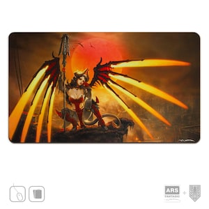 Könnte beinhalten: Rechteckiges Mauspad mit einer Fantasy-Illustration eines weiblichen Dämons mit großen, leuchtenden Flügeln. Der Dämon ist rot und schwarz, hält einen Speer, mit einem feurigen Sonnenuntergang im Hintergrund. Das Mauspad hat eine matte Oberfläche.
