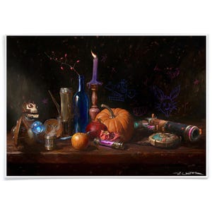 Könnte beinhalten: Stilleben-Gemälde mit einem Kürbis, einem Granatapfel, einem Apfel und einer blauen Flasche. Eine brennende Kerze, ein Spielzeugroboter und eine Laserpistole sind ebenfalls vorhanden. Der Hintergrund ist dunkel mit skurrilen Zeichnungen.