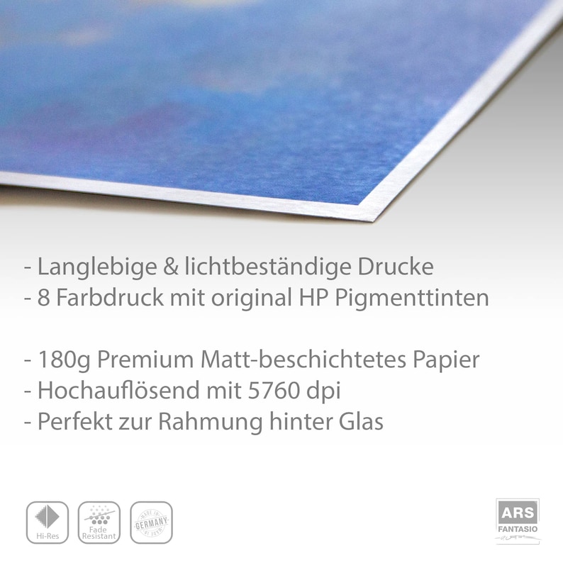 Pu&ograve; includere: Primo piano di un'immagine stampata su un cartoncino bianco opaco. L'immagine &egrave; un acquerello blu e bianco. Il testo sul passepartout recita: "Langlebige & lichtbest&auml;ndige Drucke - 8 Farbdruck mit original HP Pigmenttinten 180g Premium Matt-beschichtetes Papier Hochaufl&ouml;send mit 5760 dpi Perfekt zur Rahmung hinter Glas". L'immagine &egrave; etichettata con tre icone: "Hi-Res", "Fade Resistant" e "Made in Germany".