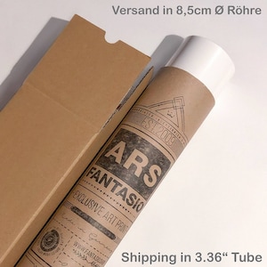 Pu&ograve; includere: Un tubo di cartone marrone con un'etichetta bianca che dice "ARS FANTASIO EXCLUSIVE ART PRINT" e "EST. 2009". Il tubo ha un diametro di 8,5 cm.
