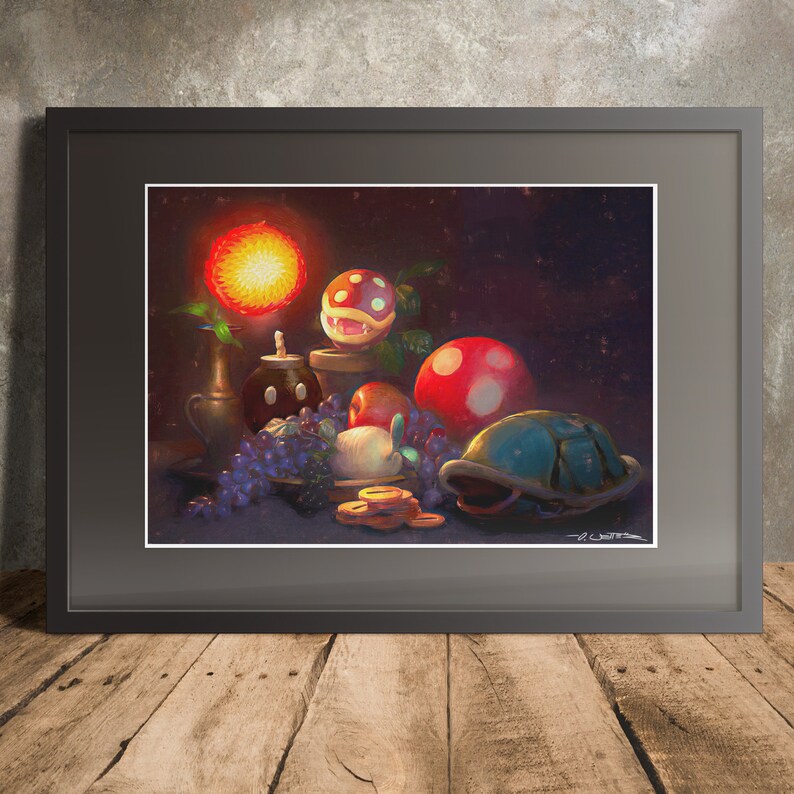 Pu&ograve; includere: Un dipinto di natura morta con una variet&agrave; di oggetti a tema Super Mario Bros., tra cui una pianta Piranha, un Goomba, un guscio di Koopa e monete. Gli oggetti sono disposti su un tavolo con uva, mele e un vaso.