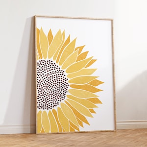 Puede incluir: Un gran girasol en forma de semic&iacute;rculo con p&eacute;talos amarillos y un centro marr&oacute;n. El girasol est&aacute; impreso sobre un fondo blanco y enmarcado en un marco de madera claro.