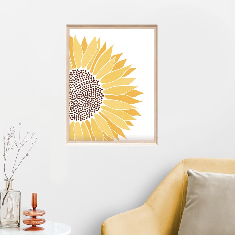 Puede incluir: Una impresi&oacute;n enmarcada de un girasol amarillo con centro marr&oacute;n, la flor est&aacute; orientada hacia la derecha y solo la mitad de la flor es visible en la imagen.