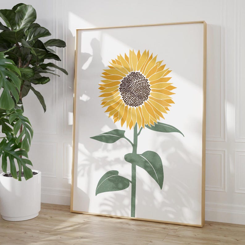 K&ouml;nnte beinhalten: Ein vertikales, rechteckiges Wandbild mit einer stilisierten Sonnenblume mit leuchtend gelben Bl&uuml;tenbl&auml;ttern und einer dunkelbraunen Mitte. Die Blume sitzt auf einem geraden gr&uuml;nen Stiel mit zwei gr&uuml;nen Bl&auml;ttern vor einem wei&szlig;en Hintergrund.