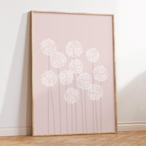 Peut inclure: Une affiche encadrée avec un fond rose pâle, représentant des illustrations de fleurs blanches sphériques ressemblant à des pissenlits. Les fleurs ont des textures complexes et sont regroupées. Le cadre est de couleur bois clair.