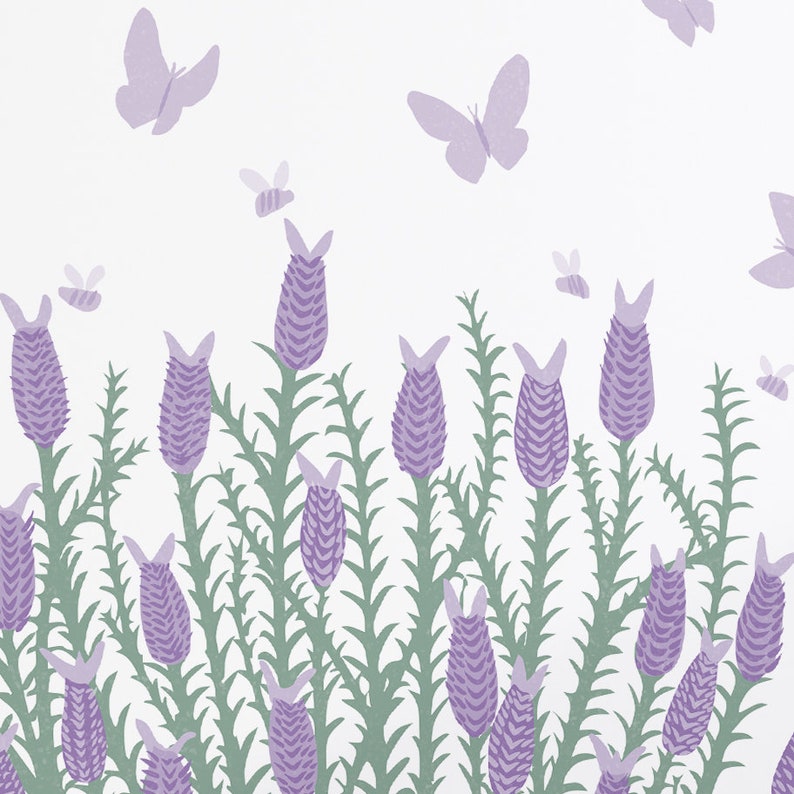 K&ouml;nnte beinhalten: Ein wei&szlig;er Hintergrund mit einem Muster aus lila Lavendelbl&uuml;ten und gr&uuml;nen Stielen. Es gibt auch lila Schmetterlinge und kleine Bienen, die &uuml;ber das Design verteilt sind.