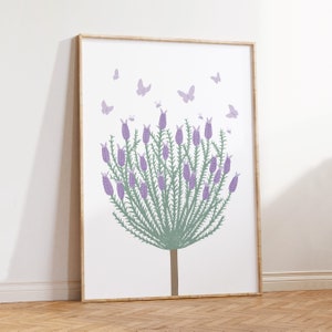 K&ouml;nnte beinhalten: Ein gerahmter Druck eines Lavendelbusches mit lila Bl&uuml;ten und gr&uuml;nen Bl&auml;ttern. Schmetterlinge in Violett- und Rosat&ouml;nen fliegen um den Busch herum.
