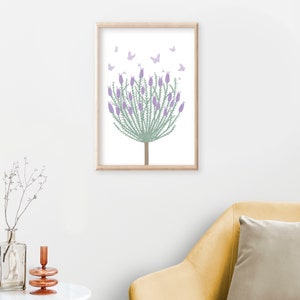 K&ouml;nnte beinhalten: Ein gerahmter Druck eines stilisierten Lavendelbusches mit violetten Bl&uuml;ten und gr&uuml;nen Bl&auml;ttern. Schmetterlinge in Violett- und Rosat&ouml;nen fliegen um den Busch herum.