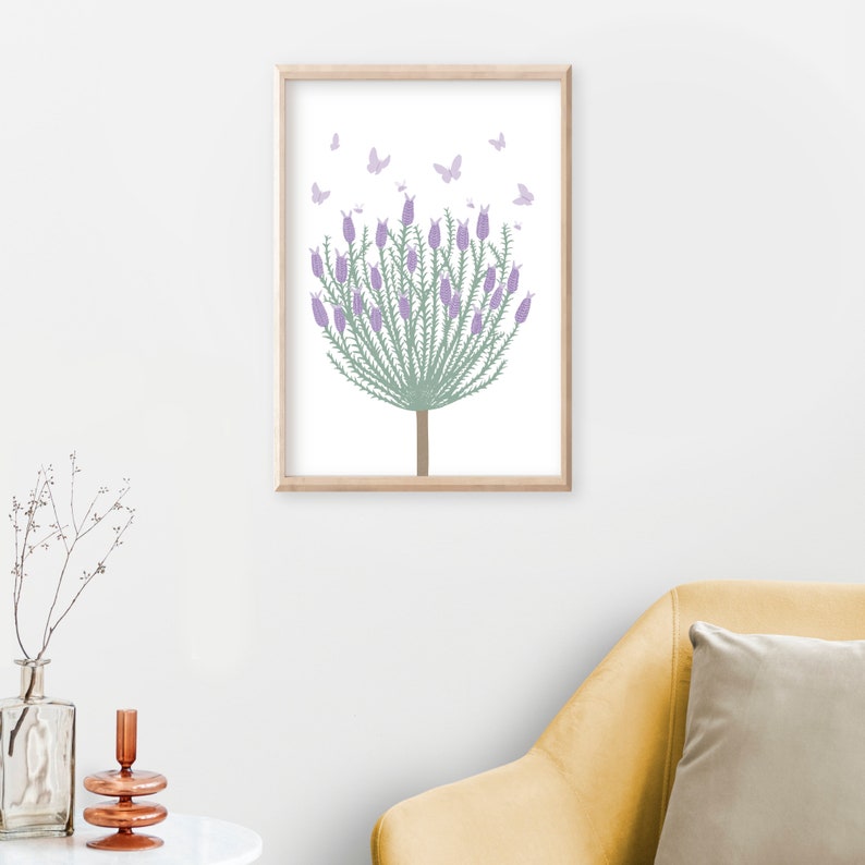 K&ouml;nnte beinhalten: Ein gerahmter Druck eines stilisierten Lavendelbusches mit violetten Bl&uuml;ten und gr&uuml;nen Bl&auml;ttern. Schmetterlinge in Violett- und Rosat&ouml;nen fliegen um den Busch herum.