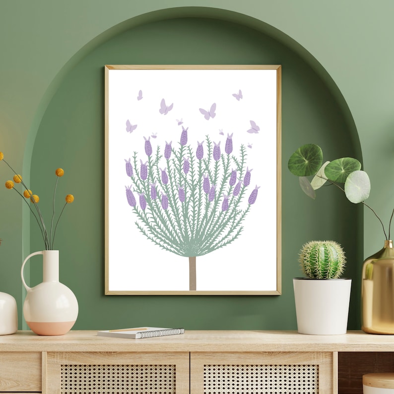 K&ouml;nnte beinhalten: Ein gerahmter Druck eines Lavendelbusches mit lila Bl&uuml;ten und Schmetterlingen, die um ihn herum fliegen. Der Hintergrund ist wei&szlig;.