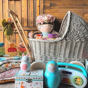 AANPASBARE handgemaakte poppenwagen van natuurlijk rieten rotan, kies je beddengoed! Houten poppenwagen, speelgoedwagen, buggy, verjaardagscadeau