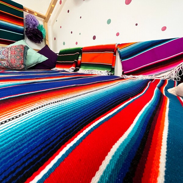 Tissé à la main lumineux grand rayé mexicain Serape frangé Jorongo couverture châle cape coloré Serap Poncho chemin de table tapis latino-américain