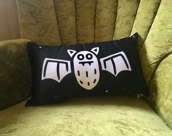 Halloween Kissen, Gruselig Süßes Halloween Dekor - Ein (Sorta) Gruseliges Fledermaus Kissen