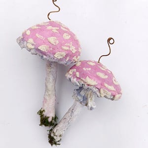 Gesponnene Baumwolle Wildpilz Ornament Set 2 Handgefertigte Magische Pilz Skulptur Waldland Fliegenpilz Urlaub Dekor