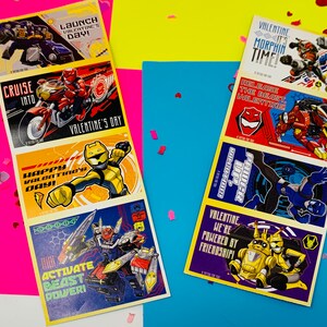 Puede incluir: Un conjunto de ocho tarjetas de San Valentín con personajes de la serie Power Rangers Beast Morphers. Las tarjetas son amarillas, azules y rojas con imágenes de los Power Rangers en sus trajes y vehículos. Las tarjetas tienen mensajes como "¡Lanzamiento del Día de San Valentín!" y "¡San Valentín, estamos impulsados por la amistad!"