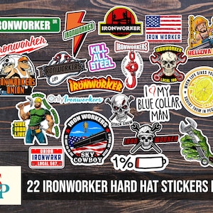Puede incluir: Veintidós pegatinas para cascos de trabajo de hierro con varios diseños. Las pegatinas presentan imágenes de trabajadores del hierro, calaveras, herramientas y lemas relacionados con la profesión de trabajador del hierro. Algunos de los lemas incluyen "Ironworker", "Kill All Steel", "I Love My Blue Collar Man", y "When Life Gives You Lemons, Squirt Them in People's Eyes".