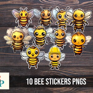 Puede incluir: Diez pegatinas de abejas de dibujos animados con diferentes expresiones y poses. Las abejas son amarillas y negras con alas blancas. Las pegatinas est&aacute;n sobre un fondo de madera.