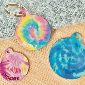 Médaille d'identification pour animal de compagnie avec teinture tie-dye | Médaillon arc-en-ciel pour chien | Médaille d'été personnalisée colorée tie-dye pour chat