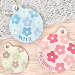 Médaille d'identification Flower Power pour chien | Médaille florale rétro pour chats | Médailles d'identité pour chien personnalisées et sécurisées | Porte-nom pour petites filles | Carte d'identité florale et résistante pour animal de compagnie