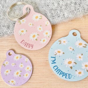 Médaille d'identification pour animal de compagnie Daisy | Médaillon floral pour chats | Médaille pour chien pastel marguerite | Porte-nom pour petites filles | Carte d'identité florale personnalisée pour animal de compagnie | Carte d'identité de chat, fleur marguerite
