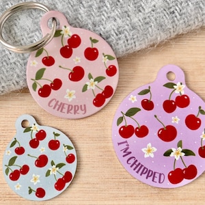 Médaille d'identification pour animal de compagnie Cerise | Médaille Cerise pour chien | d'identification pour chat Summer Berries | Médaillon fleuri personnalisé pour petites filles | Identification d'animal de compagnie de fruits d'été