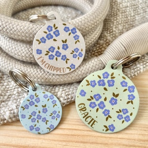 Médaille d'identification pour animal de compagnie « Forget Me Not » | Médaillon pour chiens myosotis | Médaille fleur d'été pour petites filles