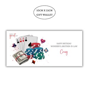Op de afbeelding: Een 10cm x 21cm cadeau-envelop met een casinothema, voorzien van speelkaarten, stapels rode, blauwe en groene pokerchips en een rol bankbiljetten. De tekst luidt Have a great day!, Happy Birthday Wonderful Brother-in-law, en de naam Craig.