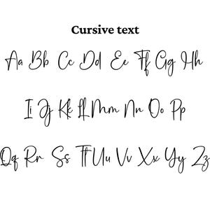 Op de afbeelding: Een digitale afbeelding met de tekst Cursive text bovenaan, gevolgd door het volledige Engelse alfabet in hoofdletters en kleine letters. De tekens zijn weergegeven in een zwart, vloeiend, handgeschreven cursief lettertype.