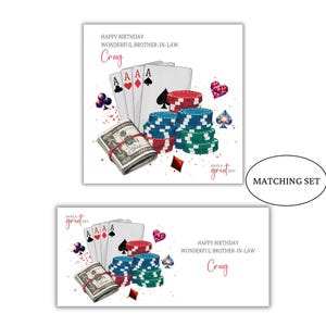 Op de afbeelding: Een bijpassende set van twee wenskaarten met een casinothema, speelkaarten, stapels rode, blauwe en groene pokerchips en een rol Amerikaanse dollarbiljetten. De tekst luidt: HAPPY BIRTHDAY WONDERFUL BROTHER-IN-LAW Craig HAVE A GREAT DAY!