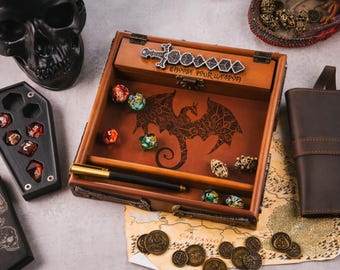Aangepaste DnD-dobbelsteenlade met tabletstandaard, gepersonaliseerde houten lade voor dobbelstenen, gegraveerde RPG-dobbelsteenhouder cadeau voor Dungeon Master