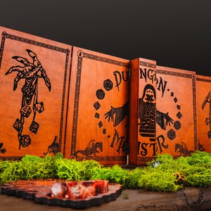 Peut inclure: Un &eacute;cran de ma&icirc;tre de donjon en bois avec des motifs d&eacute;coup&eacute;s au laser. L'&eacute;cran pr&eacute;sente une main tenant des d&eacute;s, des dragons et les mots "Dungeon Master". Le bois est de couleur orange chaud, et le motif est noir.