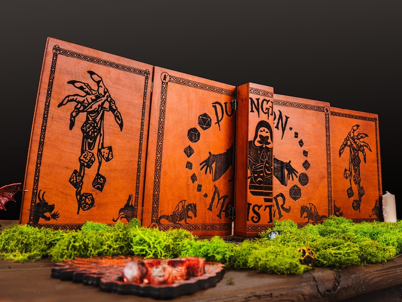 Peut inclure: Un &eacute;cran de ma&icirc;tre de donjon en bois avec des motifs d&eacute;coup&eacute;s au laser. L'&eacute;cran pr&eacute;sente une main tenant des d&eacute;s, des dragons et les mots "Dungeon Master". Le bois est de couleur orange chaud, et le motif est noir.