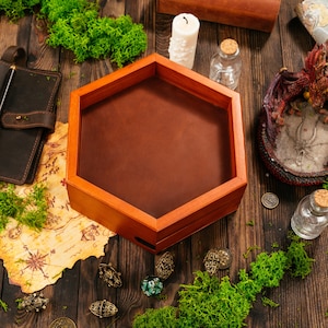 DnD-tärningslåda med magnetiska förvaringslådor, hexagonalt trätärningsbricka i läder, gravyr som tillval, present till Dungeon Master