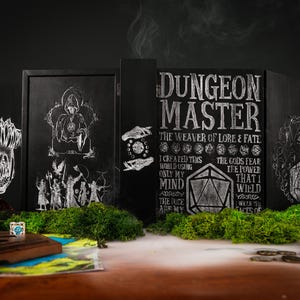 Paravent DM en bois fait main avec tour de dés : cadeau D&D personnalisé