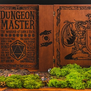Peut inclure: Un &eacute;cran de ma&icirc;tre de donjon en bois avec des motifs grav&eacute;s et du texte. L'&eacute;cran affiche les mots "Dungeon Master" et d'autres textes, ainsi que des images de dragons et de d&eacute;s. L'&eacute;cran est marron avec des d&eacute;tails noirs.