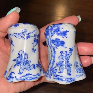 Late 20th century chinoiserie Asian Salt and pepper shakers