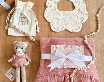 Caja de regalo personalizada para niña: oso de crochet, manta de algodón y babero