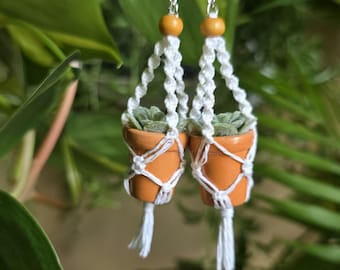 Pendientes colgantes de macramé en miniatura / Suculenta en maceta de terracota pequeña / Joyería bohemia hecha a mano