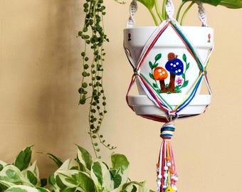 Suspension pour plante en macramé champignon : pot peint à la main, perles arc-en-ciel