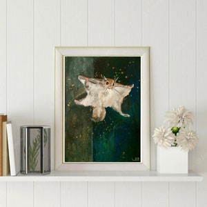 以下が含まれることがあります： 緑と金の背景に、飛んでいるリスを描いた額縁付きの絵画。リスは白地に茶色の模様があり、翼を広げて飛んでいる。