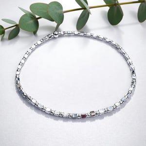 Pulsera de plata de ley con cuentas, pulsera elástica cúbica de 2 mm, joyería minimalista apilable, pulsera de plata hecha a mano para uso diario.