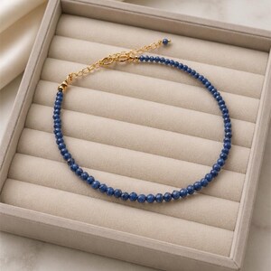 Pulsera delicada de lapislázuli, pulsera pequeña de cuentas de piedra azul, pulsera delgada de cristal apilable, chapada en oro o plata de ley 925.