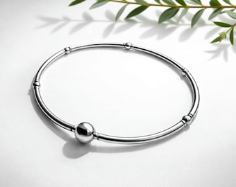 Pulsera elástica delicada de plata de ley: joyería minimalista apilable para uso diario.