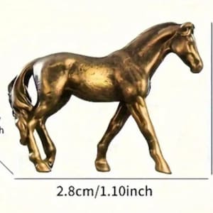 Puede incluir: Figura de caballo de color bronce, de 2,8 cm de largo y 2,2 cm de alto. La escultura representa un caballo en movimiento. La figura tiene una melena y cola detalladas. Objeto decorativo.