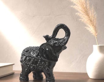 Figura de elefante negro de la suerte, ideal para sala de meditación estilo bohemio, como elemento decorativo espiritual para el hogar o para estanterías. Decoración ecléctica para oficina.
