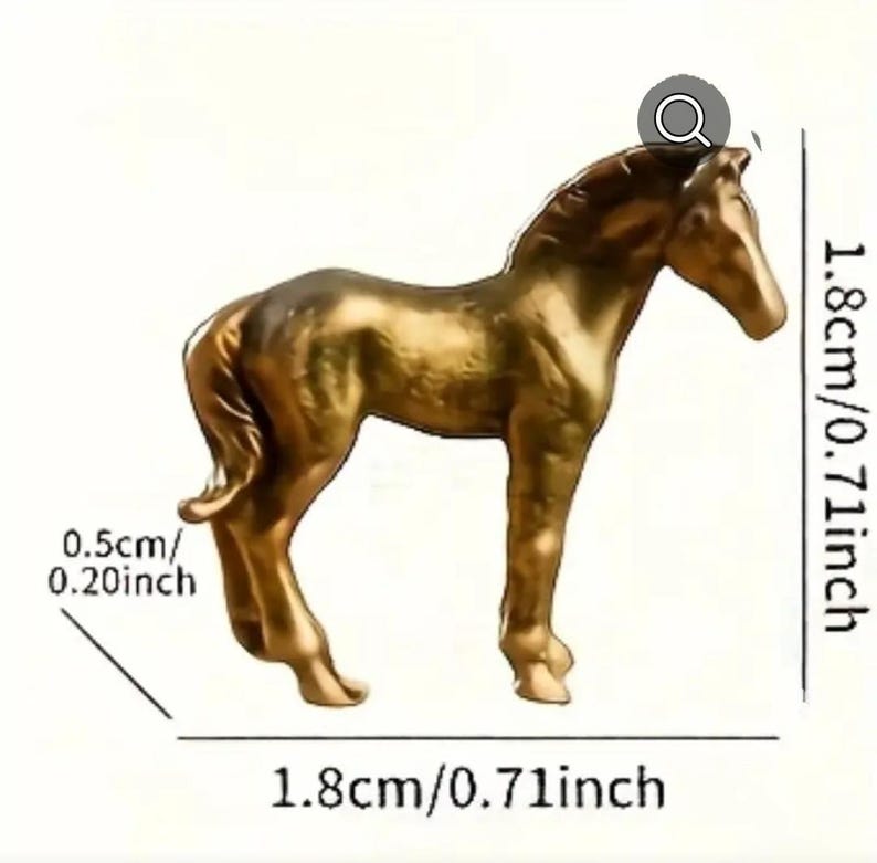 Puede incluir: Peque&ntilde;a figura de caballo dorada. La escultura en miniatura mide 1,8 cm de largo, 1,8 cm de ancho y 0,5 cm de grosor. El caballo est&aacute; representado de pie, con detalles.