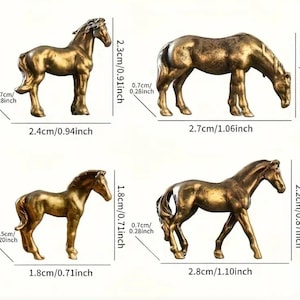 Puede incluir: Cuatro figuras de caballos de color bronce en diferentes poses. El m&aacute;s grande mide aproximadamente 2,8 cm de largo y 2,2 cm de alto, el m&aacute;s peque&ntilde;o 1,8 cm de largo y 1,8 cm de alto. Las figuras muestran sus dimensiones en cm y pulgadas.